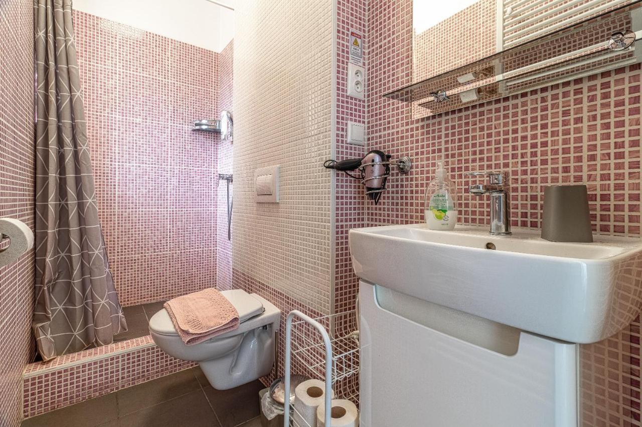 Bratislava -Apartment Near The City Center With A Balcony 외부 사진